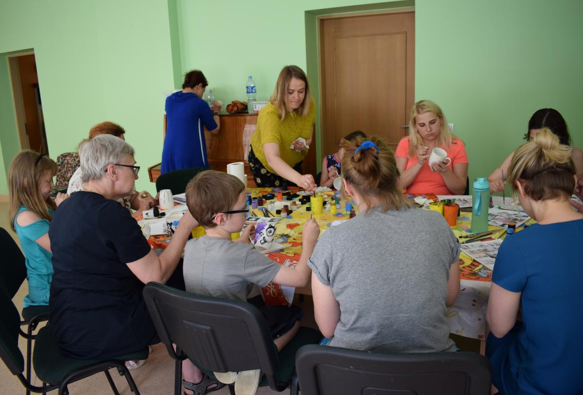 2019 06 05 Viršglazūrinis piešimas ant arbatos puodelių
