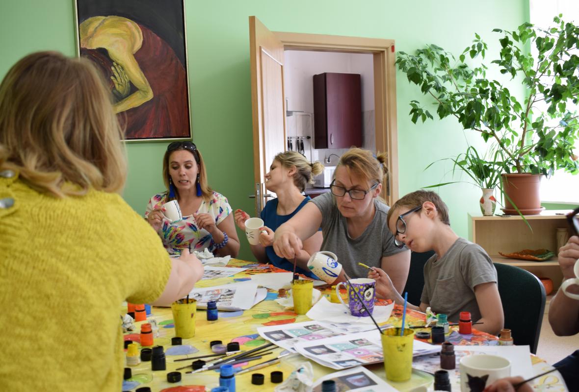 2019 06 05 Viršglazūrinis piešimas ant arbatos puodelių