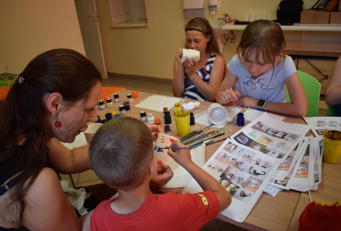 2019 06 09 Viršglazūrinis piešimas ant arbatos puodelių