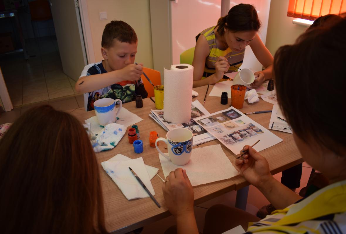 2019 06 09 Viršglazūrinis piešimas ant arbatos puodelių