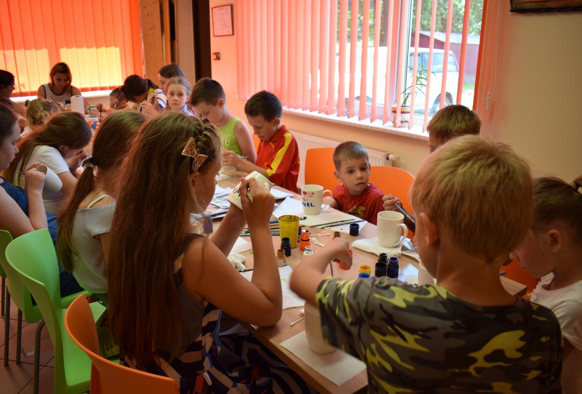 2019 06 09 Viršglazūrinis piešimas ant arbatos puodelių