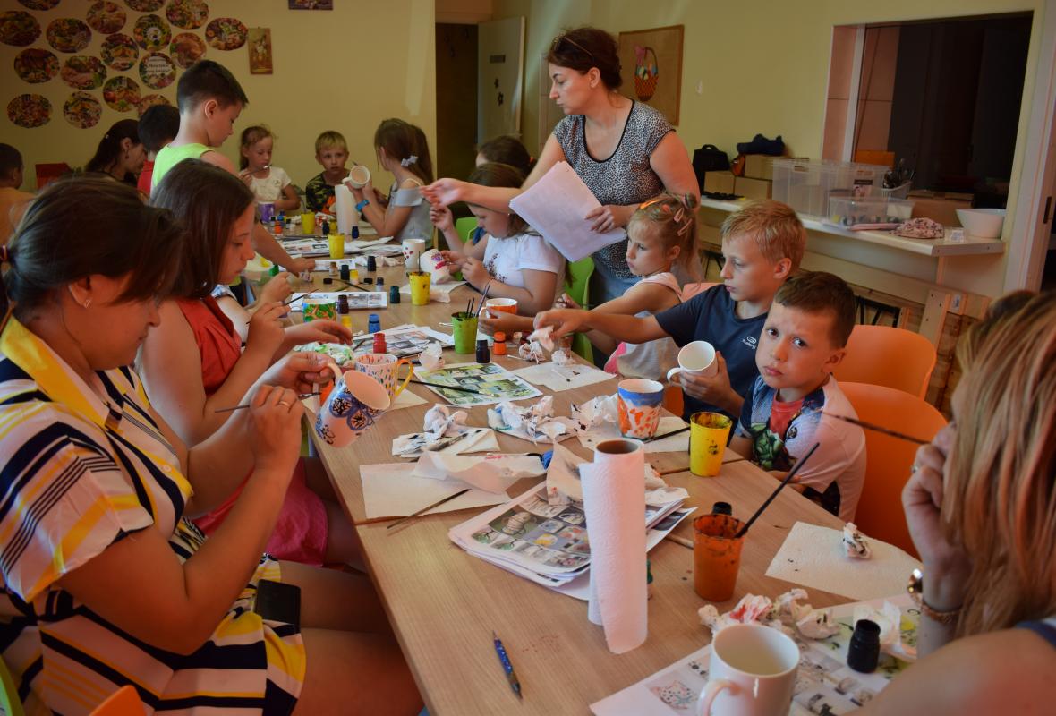 2019 06 09 Viršglazūrinis piešimas ant arbatos puodelių