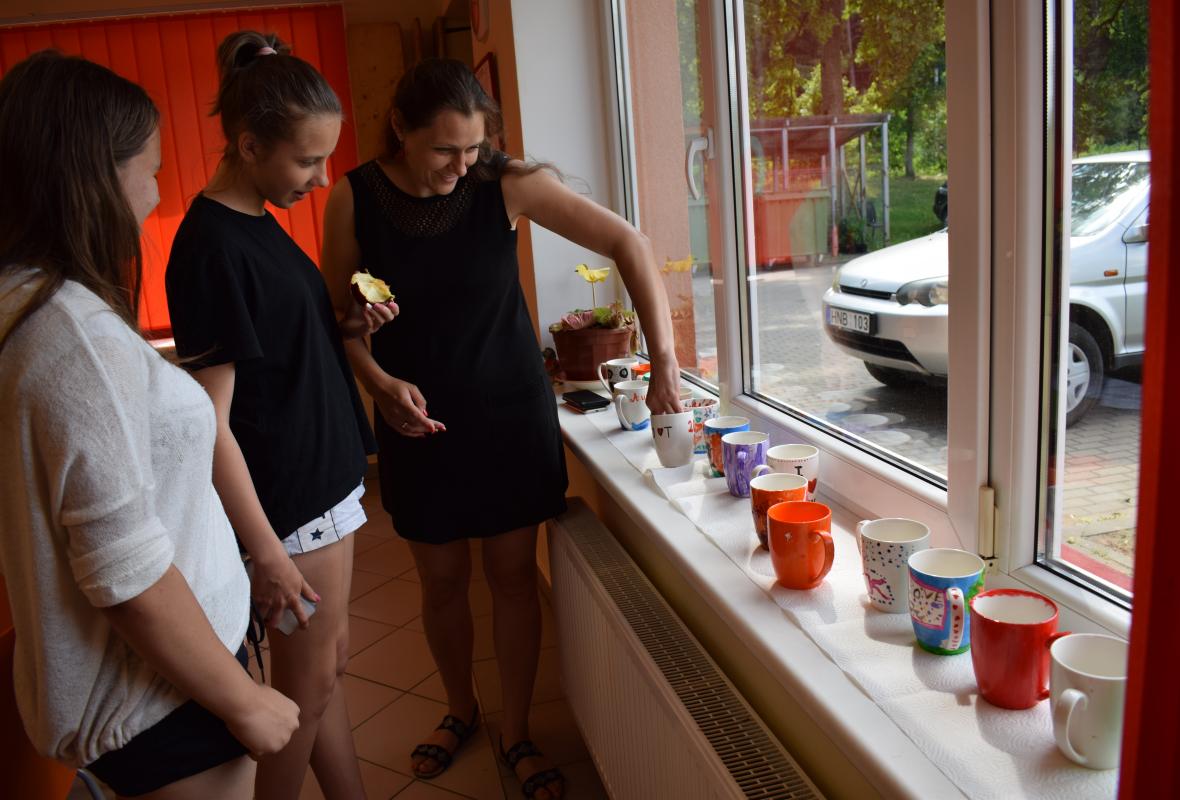 2019 06 09 Viršglazūrinis piešimas ant arbatos puodelių