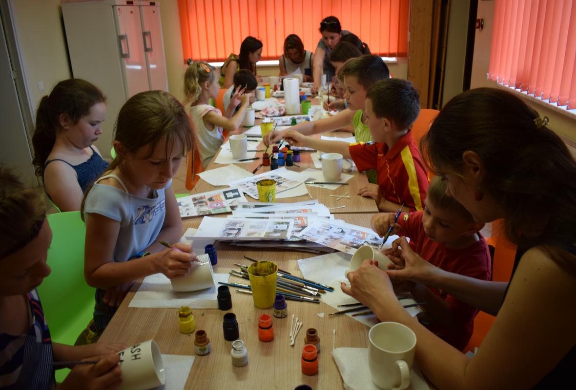 2019 06 09 Viršglazūrinis piešimas ant arbatos puodelių