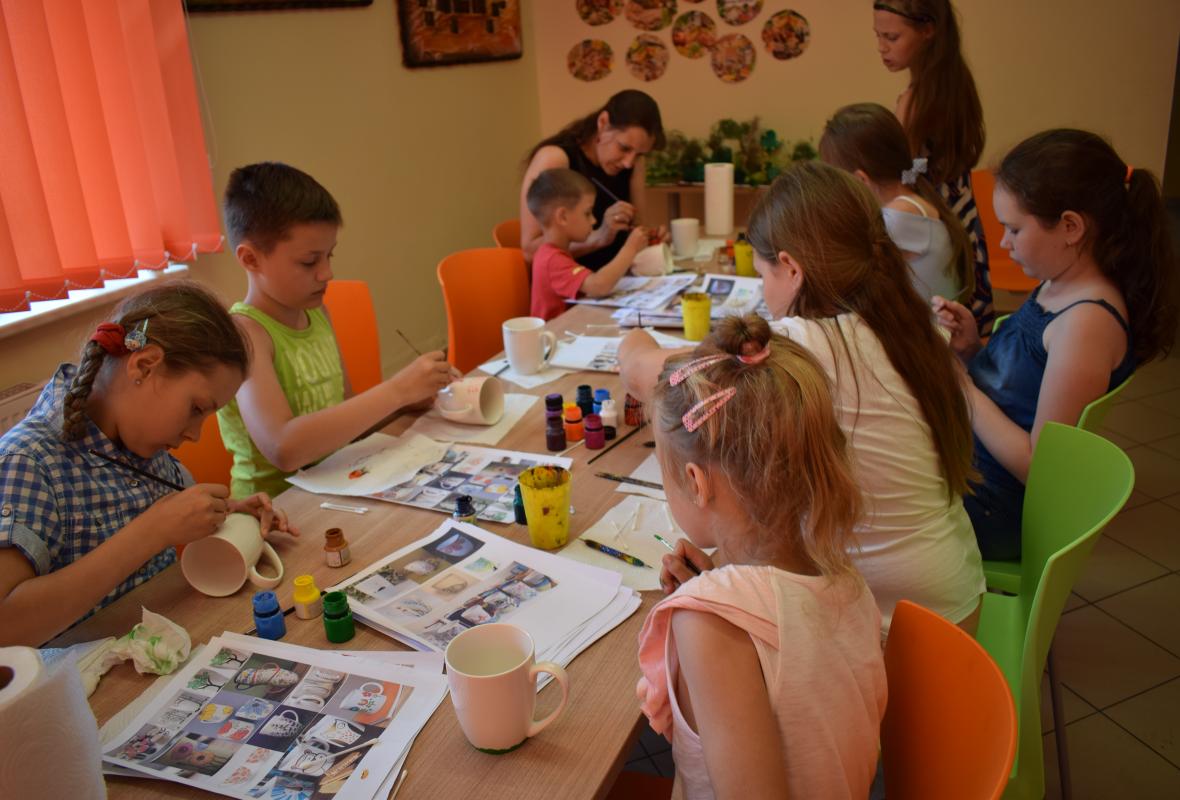 2019 06 09 Viršglazūrinis piešimas ant arbatos puodelių