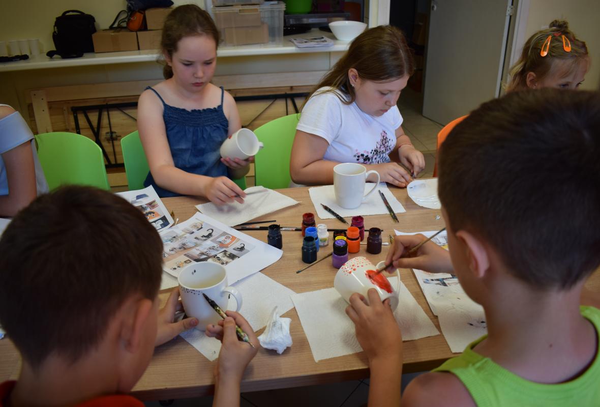 2019 06 09 Viršglazūrinis piešimas ant arbatos puodelių