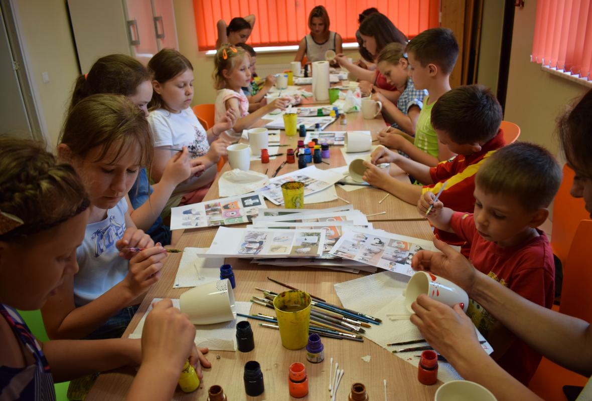 2019 06 09 Viršglazūrinis piešimas ant arbatos puodelių