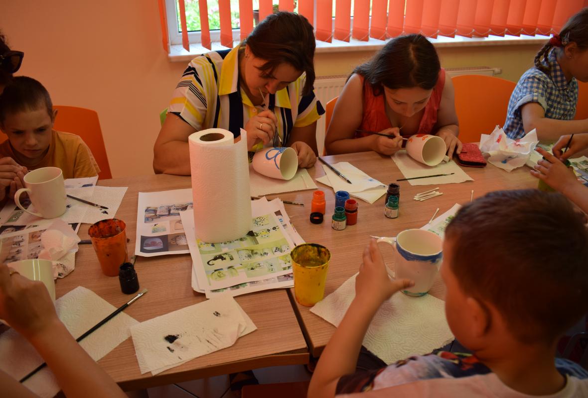 2019 06 09 Viršglazūrinis piešimas ant arbatos puodelių