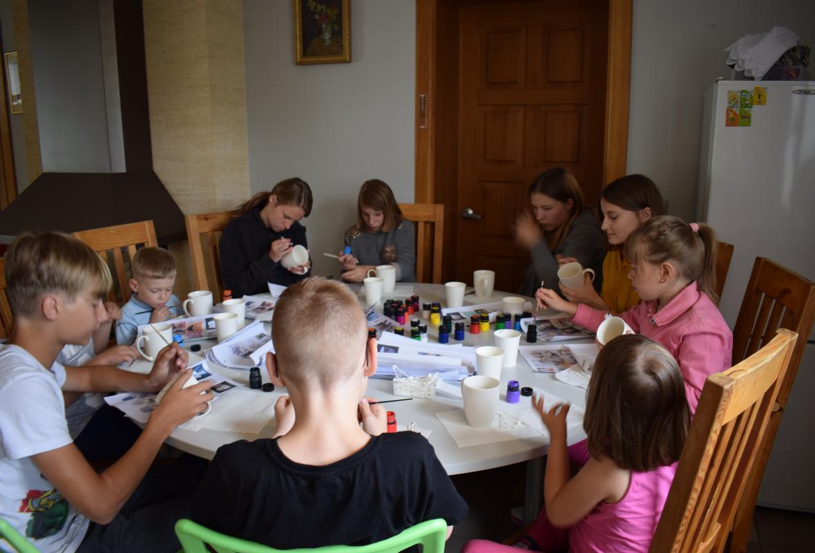2019 07 04 Viršglazūrinis piešimas ant arbatos puodelių 