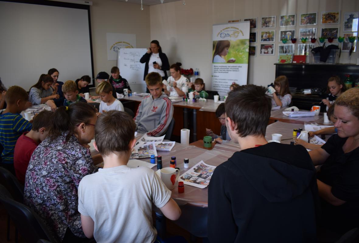 2019 07 05 Viršglazūrinis piešimas ant puodelių
