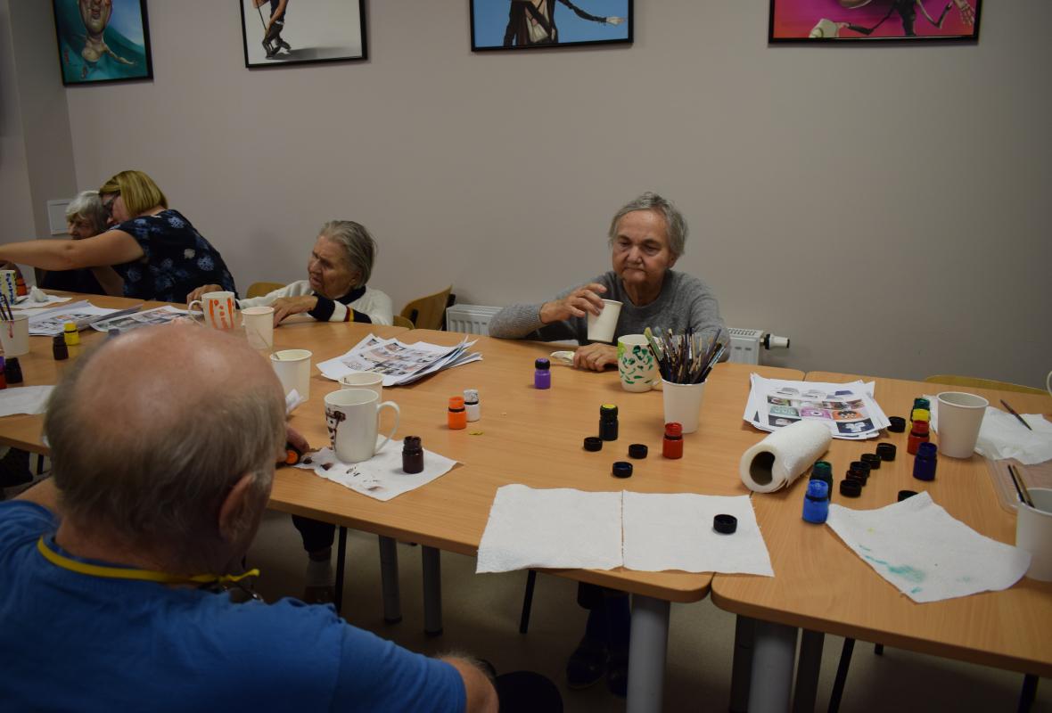 2019 07 08 viršglazūrinis piešimas ant arbatos puodelių 