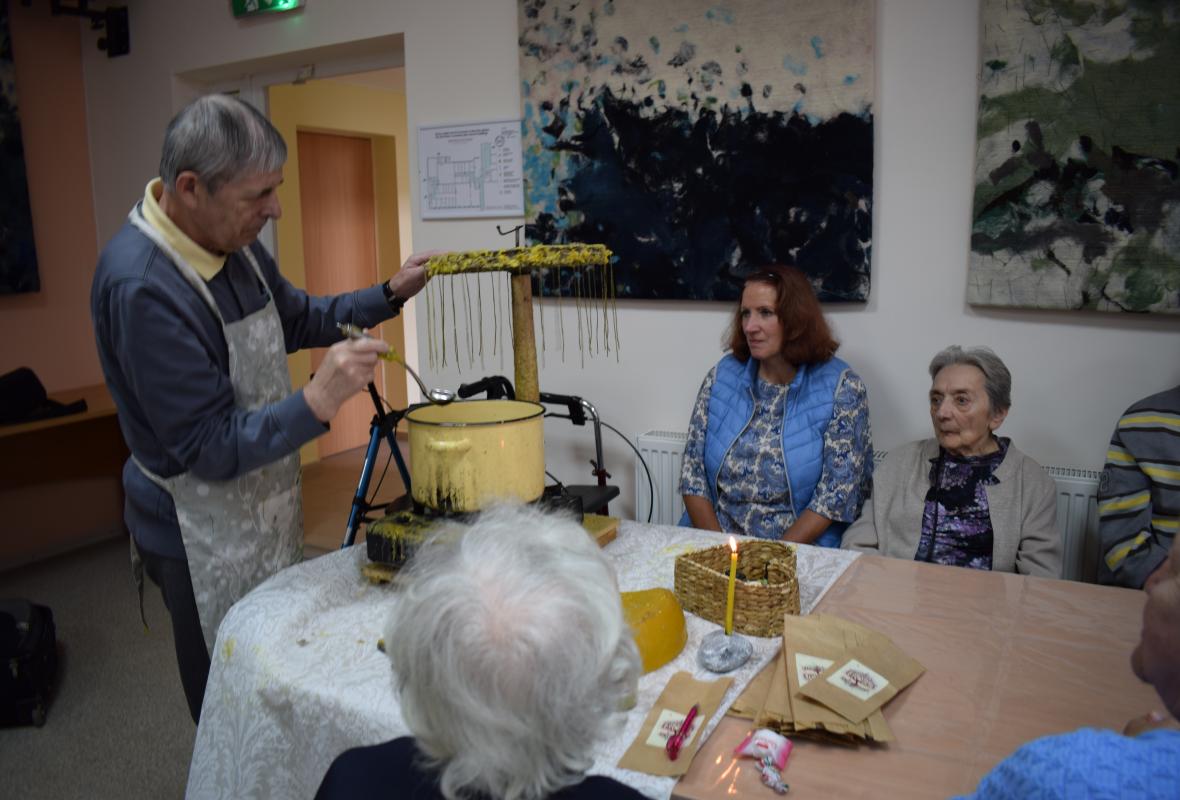 2019 07 09 Žvakių iš natūralaus bičių vaško liejimo ratas 