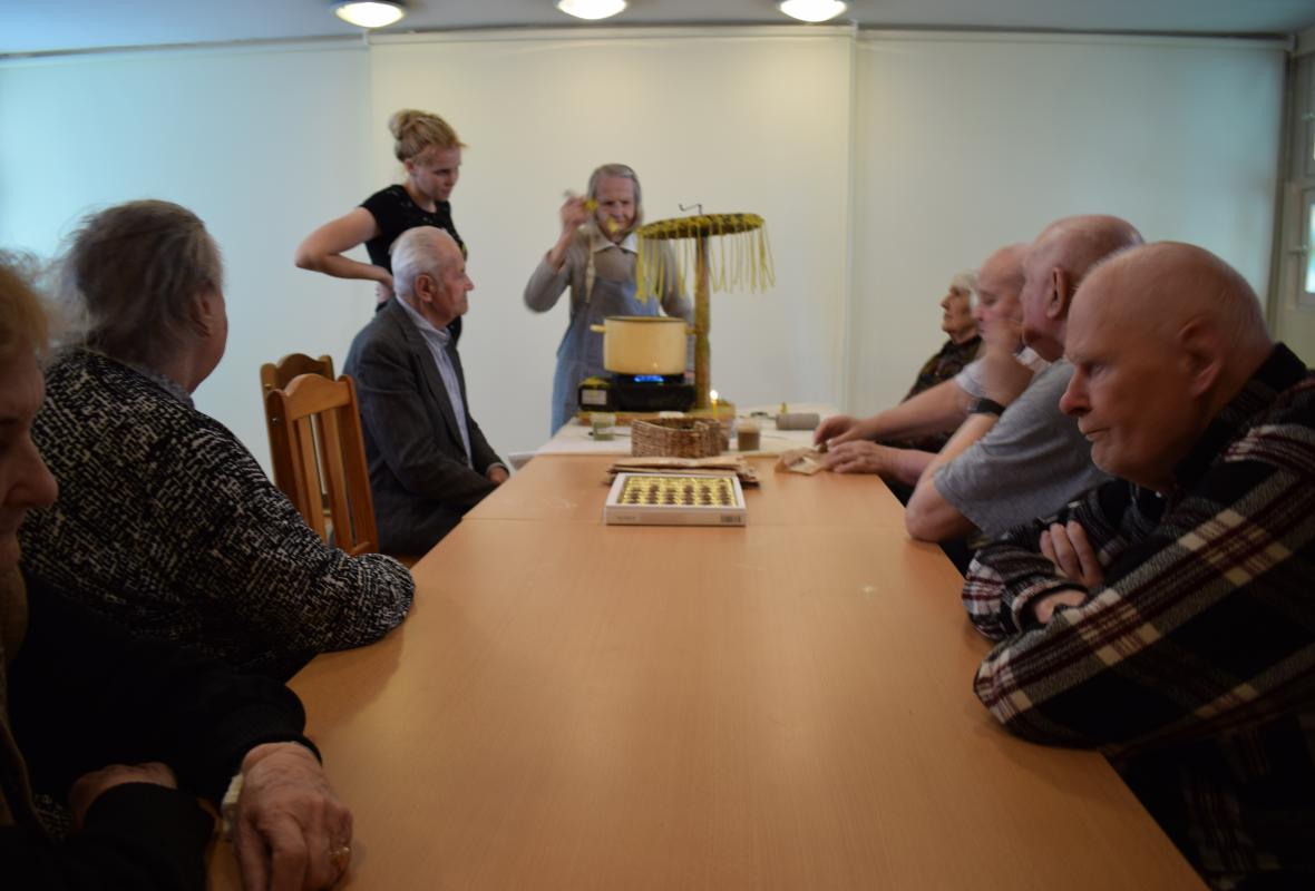 2019 07 12 Žvakių iš natūralaus bičių vaško liejimo ratas 