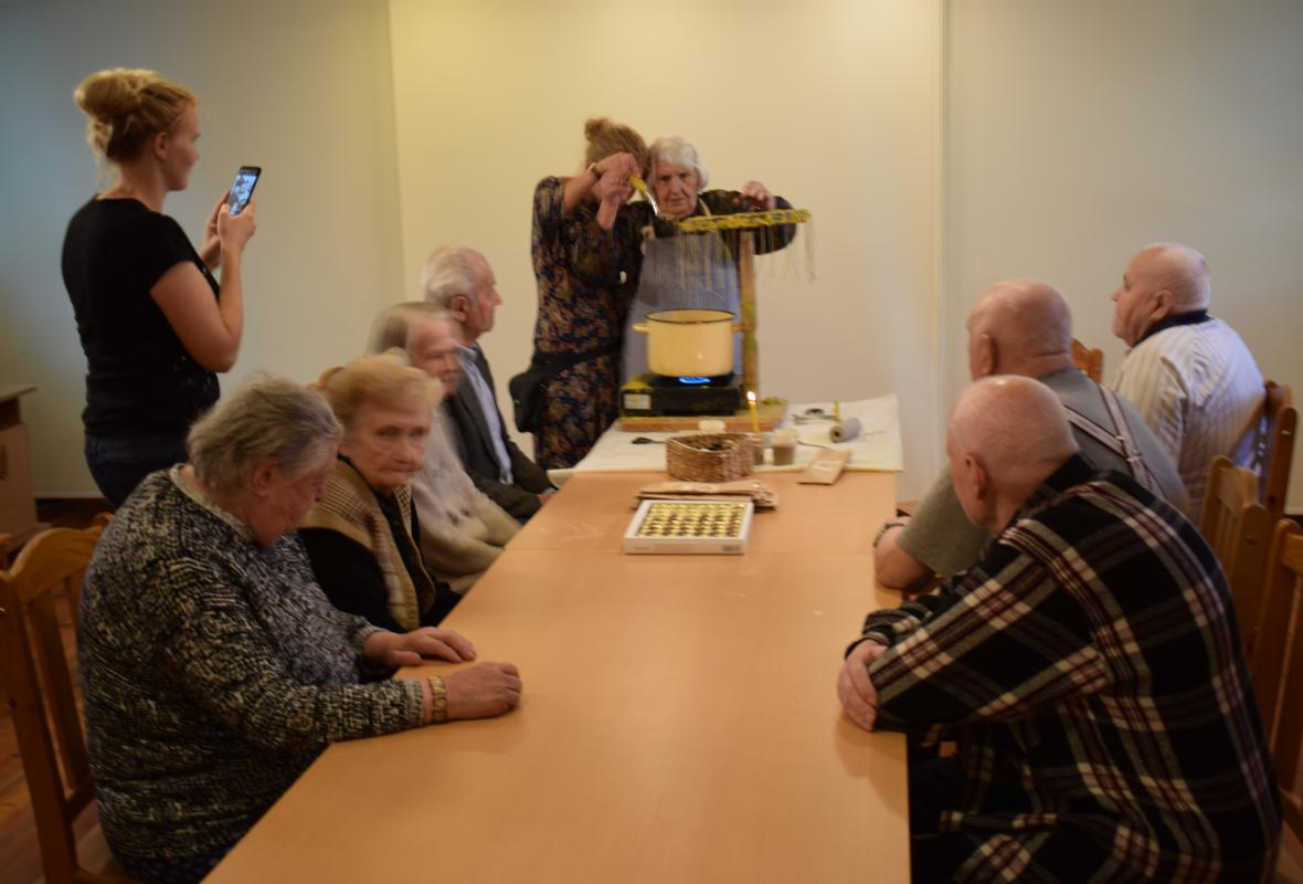 2019 07 12 Žvakių iš natūralaus bičių vaško liejimo ratas 