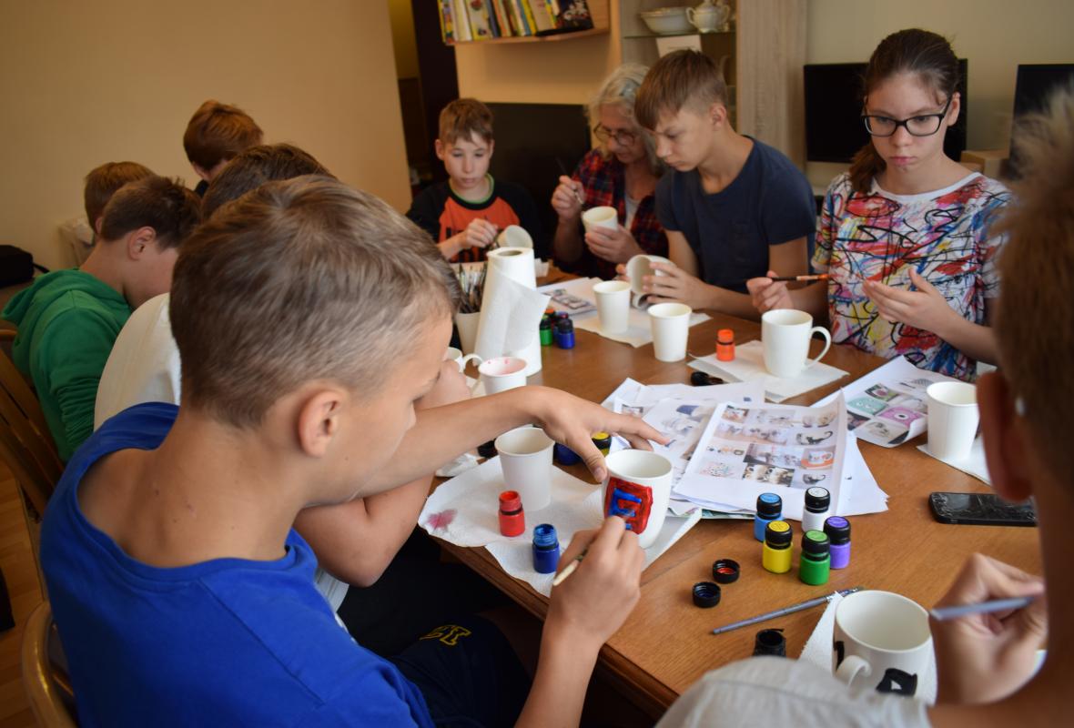 2019 07 17 Viršglazūrinis piešimas ant arbatos puodelių 