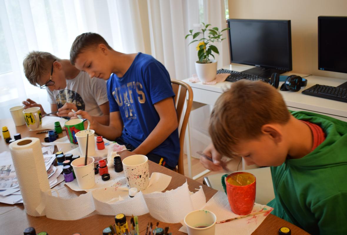 2019 07 17 Viršglazūrinis piešimas ant arbatos puodelių 
