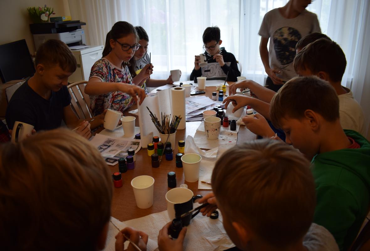 2019 07 17 Viršglazūrinis piešimas ant arbatos puodelių 
