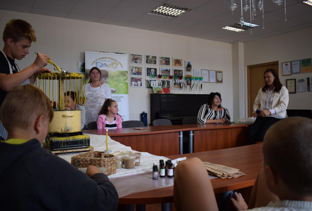 2019 07 18 Žvakių iš natūralaus bičių vaško liejimo ratas