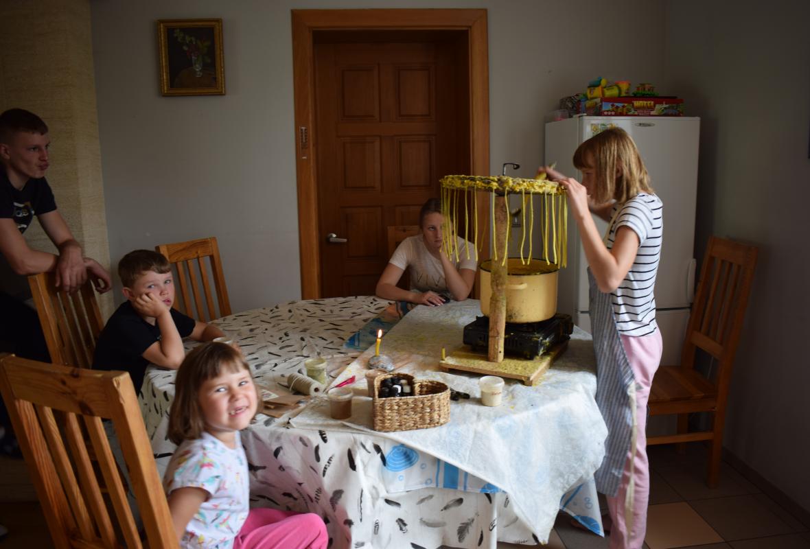 2019 07 23 Žvakių iš natūralaus bičių vaško liejimo ratas 