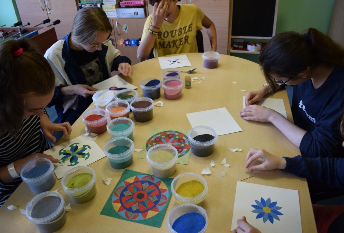 2019 07 30 spalvoto smėlio mandala