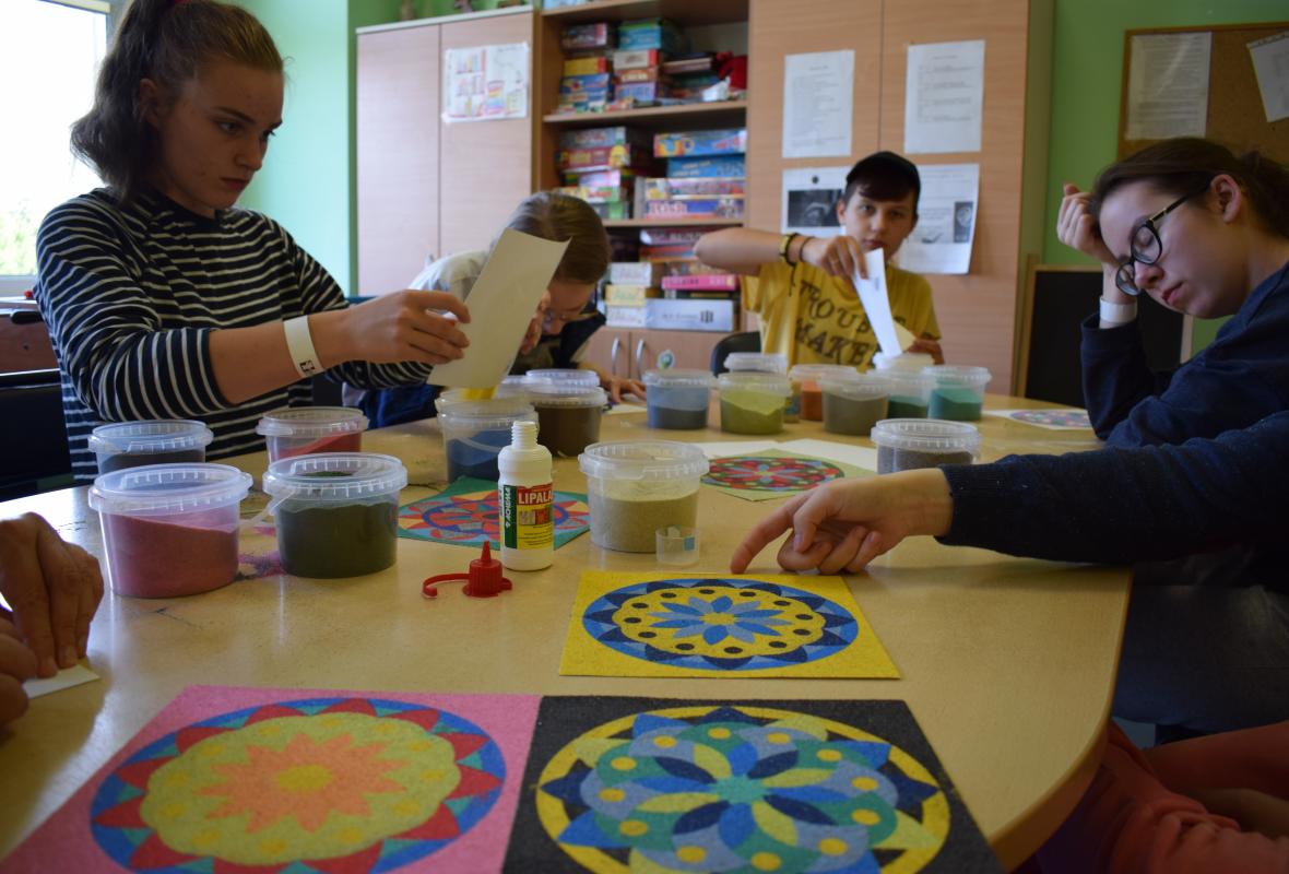2019 07 30 spalvoto smėlio mandala