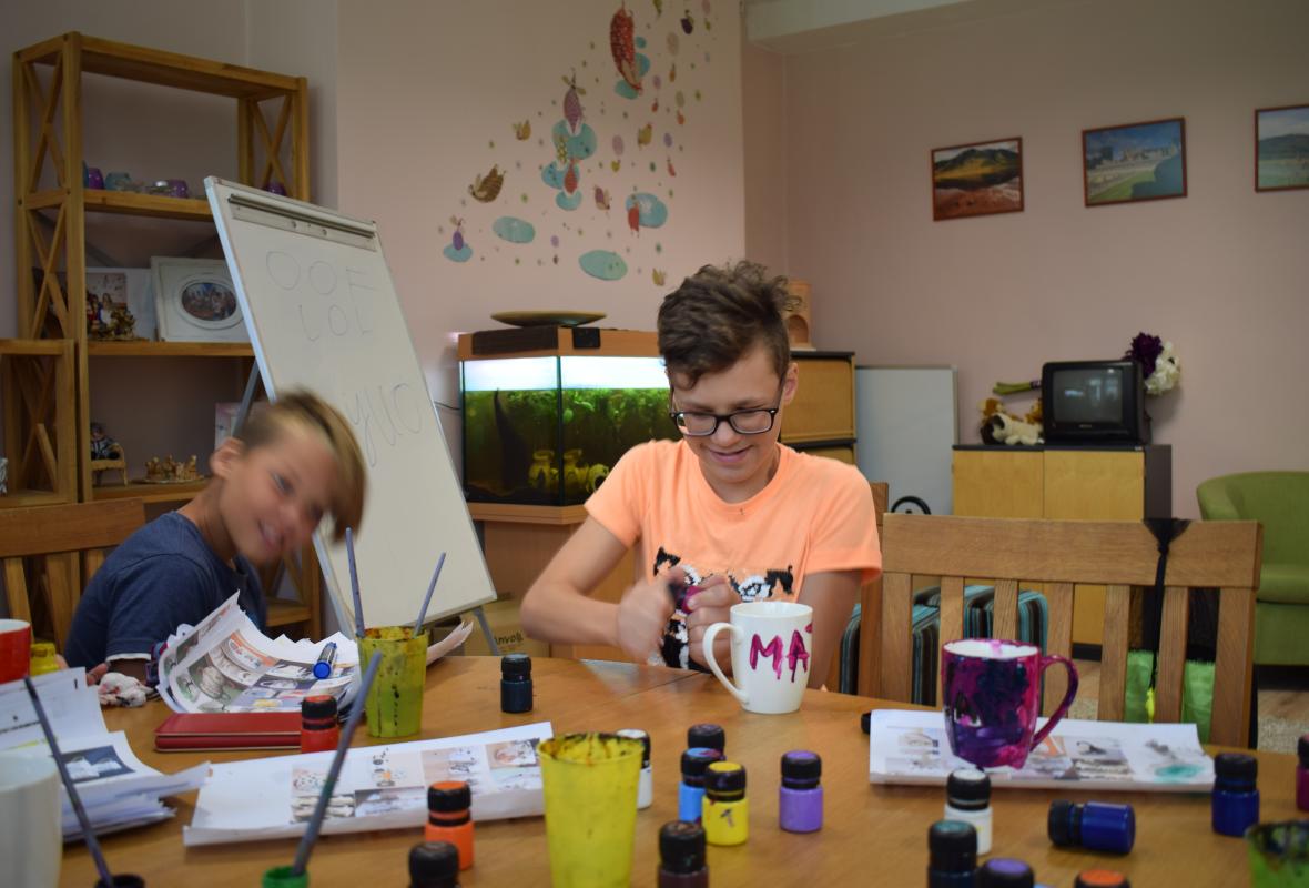 2019 08 20 Viršglazūrinis piešimas ant arbatos puodelių