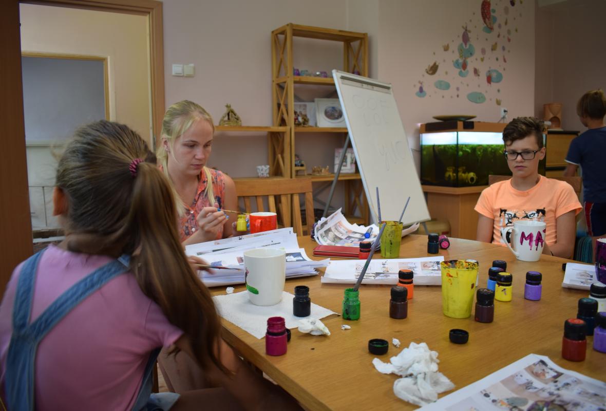 2019 08 20 Viršglazūrinis piešimas ant arbatos puodelių