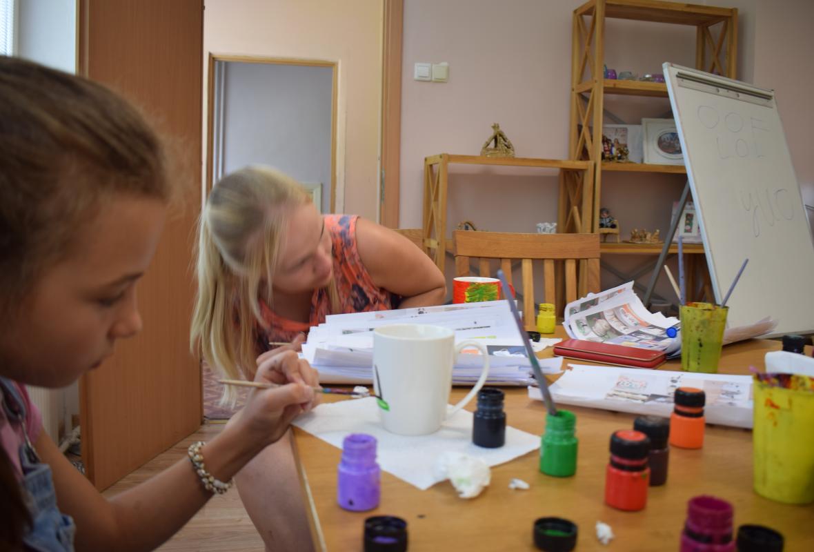 2019 08 20 Viršglazūrinis piešimas ant arbatos puodelių