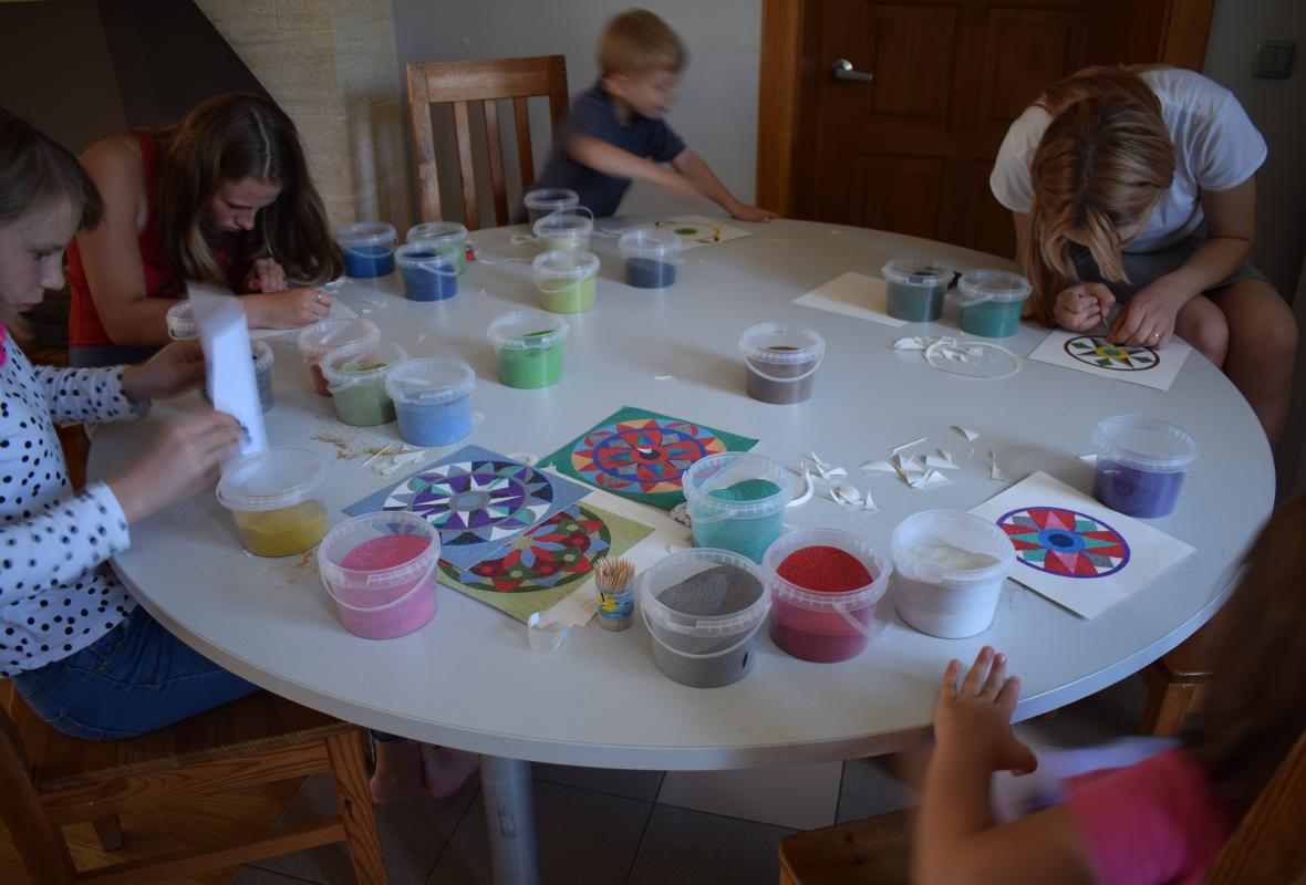 2019 08 27 spalvoto smėlio mandala 