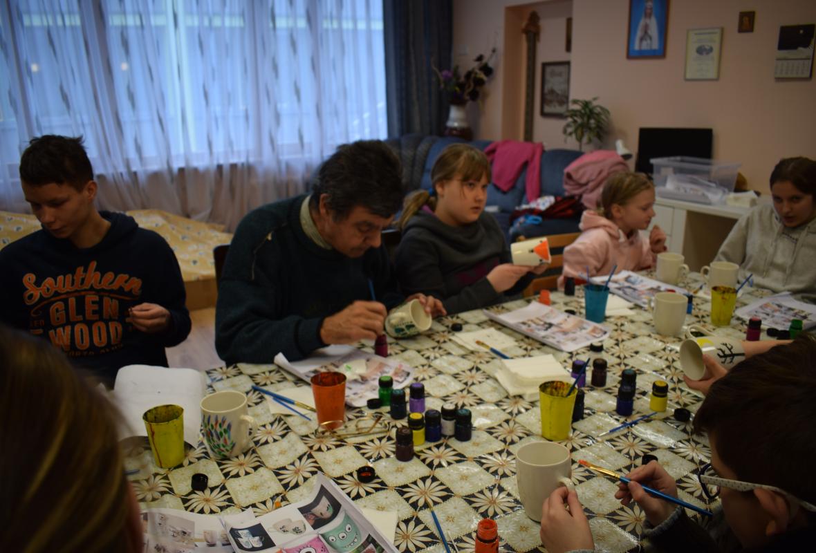 2020 02 08 Viršglazūrinis piešimas ant puodelių