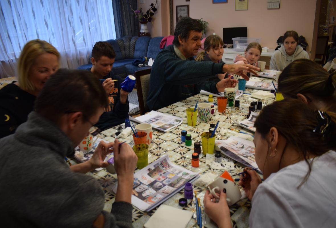 2020 02 08 Viršglazūrinis piešimas ant puodelių
