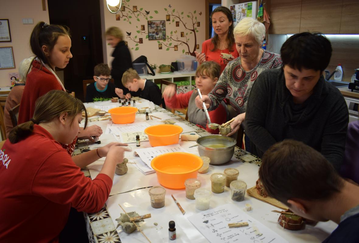 2020 02 22 Sojų vaško žvakės moliniame indelyje 