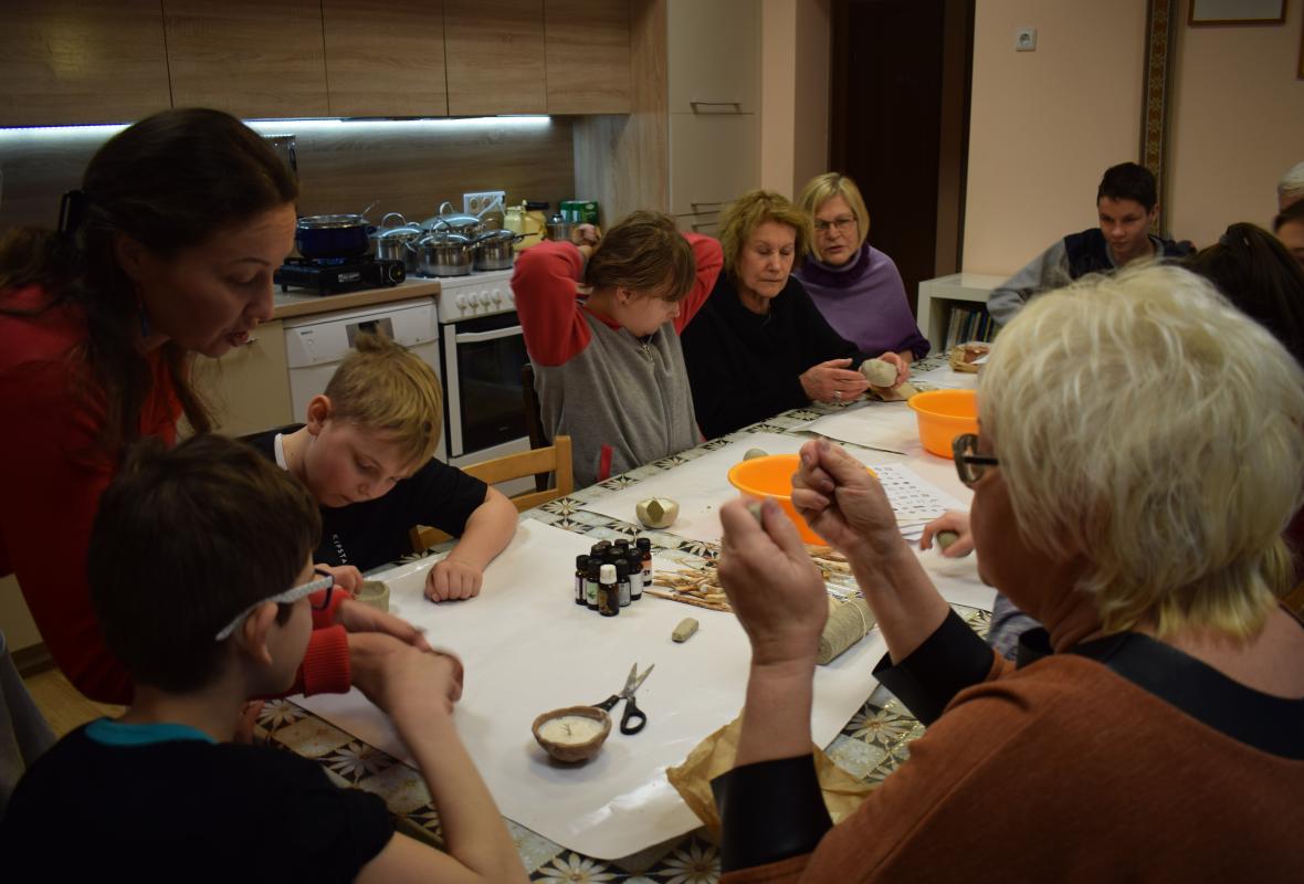 2020 02 22 Sojų vaško žvakės moliniame indelyje 