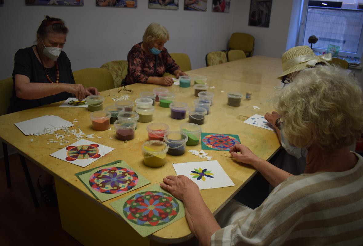 2020 08 07 Spalvoto smėlio mandala 