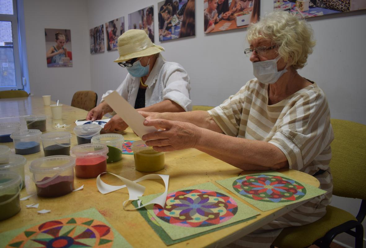 2020 08 07 Spalvoto smėlio mandala 