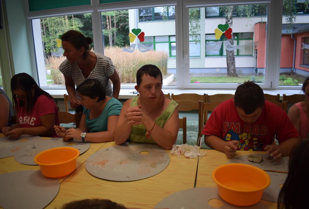 2020 08 14 Sojų vaško žvakės moliniame indelyje 