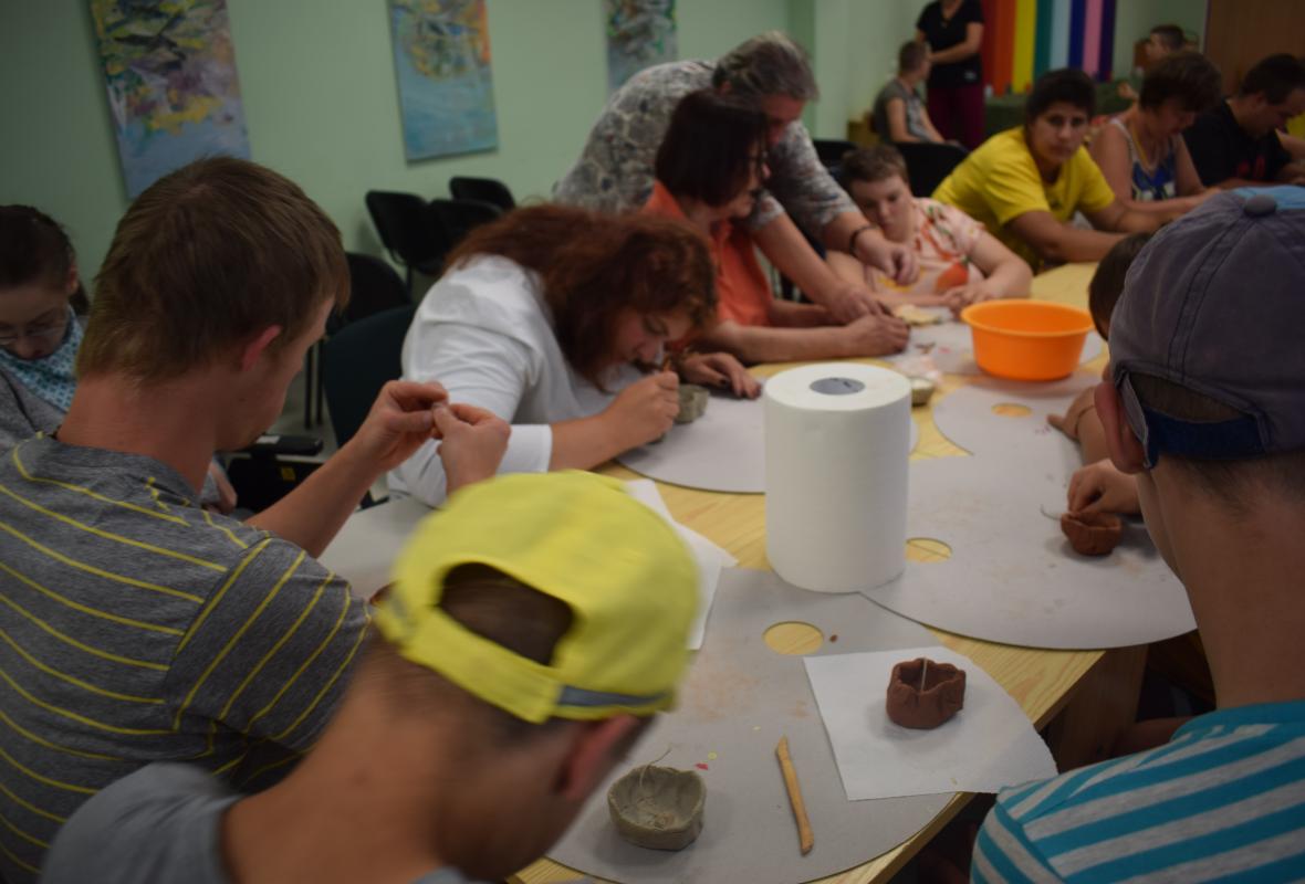 2020 08 14 Sojų vaško žvakės moliniame indelyje 
