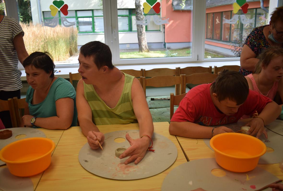 2020 08 14 Sojų vaško žvakės moliniame indelyje 
