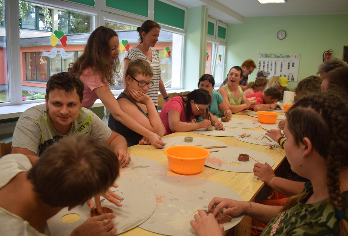 2020 08 14 Sojų vaško žvakės moliniame indelyje 