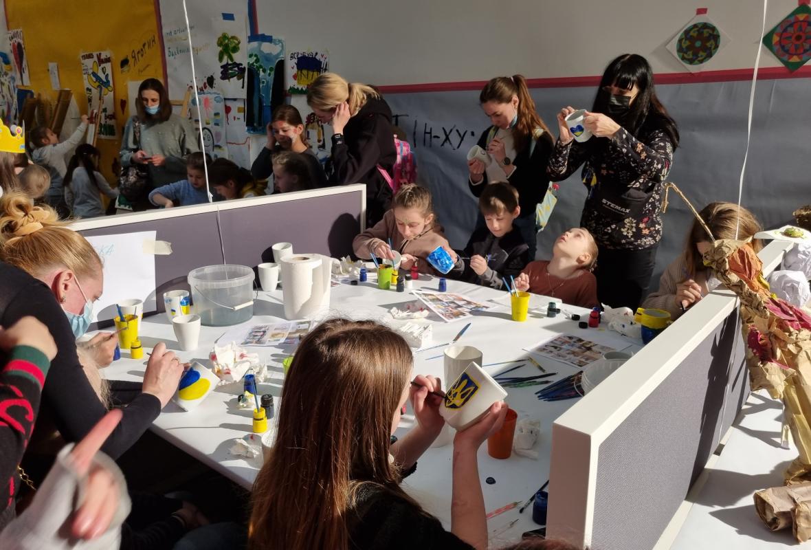 2022 04 02 Virsglazurinis piesimas ant arbatos puodeliu 1