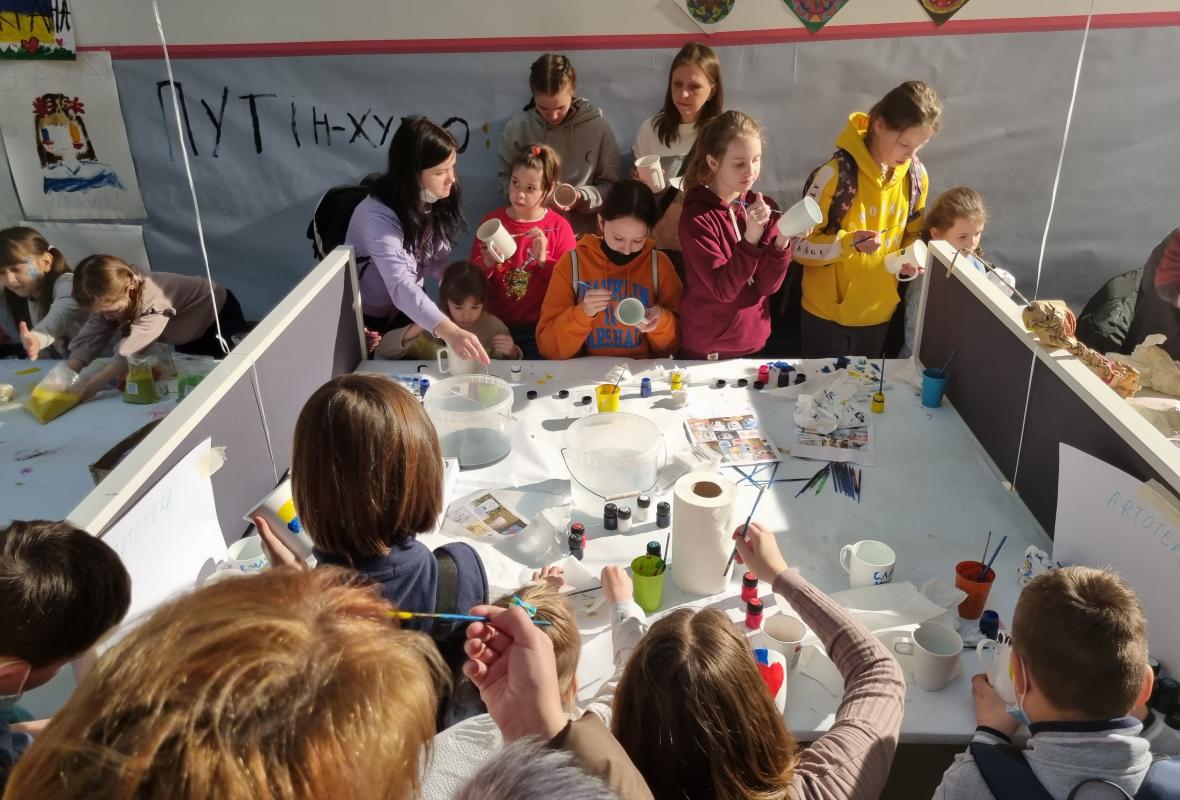 2022 04 02 Virsglazurinis piesimas ant arbatos puodeliu 3