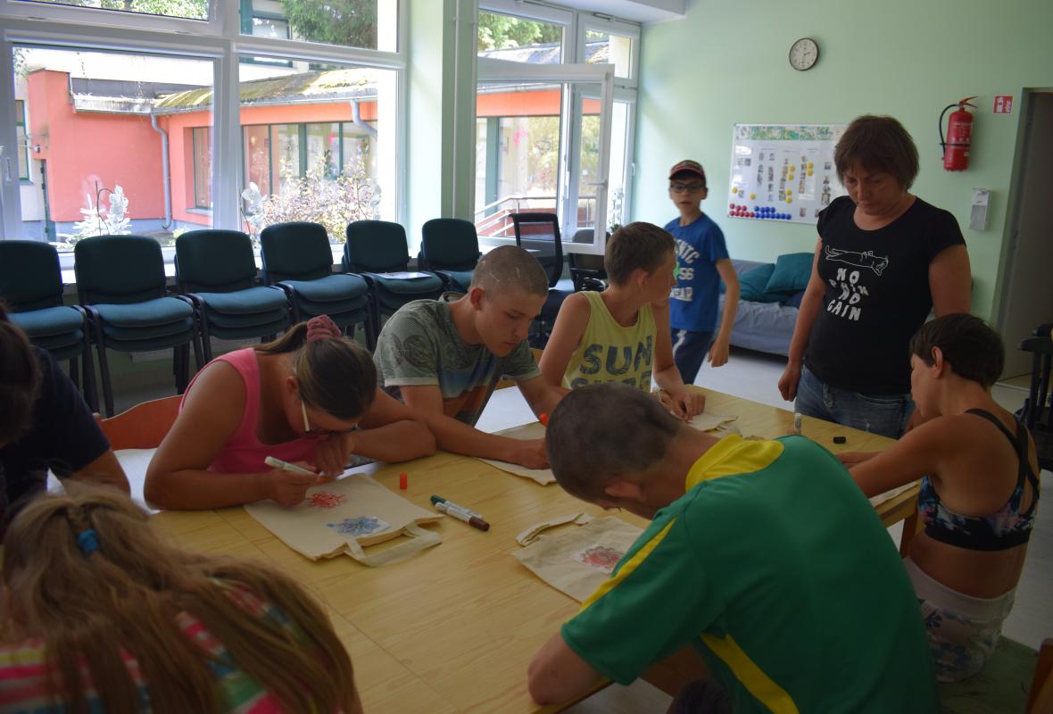 2023 06 26 Medvilninio pirkiniu krepselio dekoravimas Vilniaus Lakstingalus namai 3