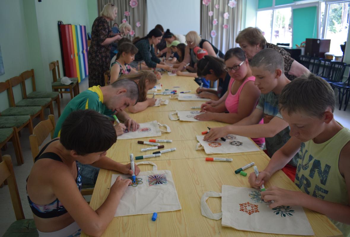 2023 06 26 Medvilninio pirkiniu krepselio dekoravimas Vilniaus Lakstingalus namai 4