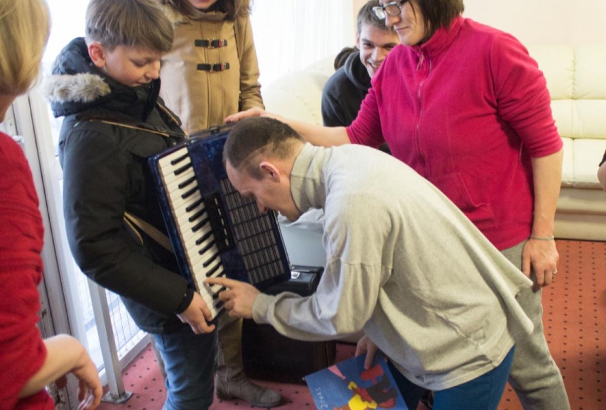 2016 12 07 piešimas spalvotu smėliu
