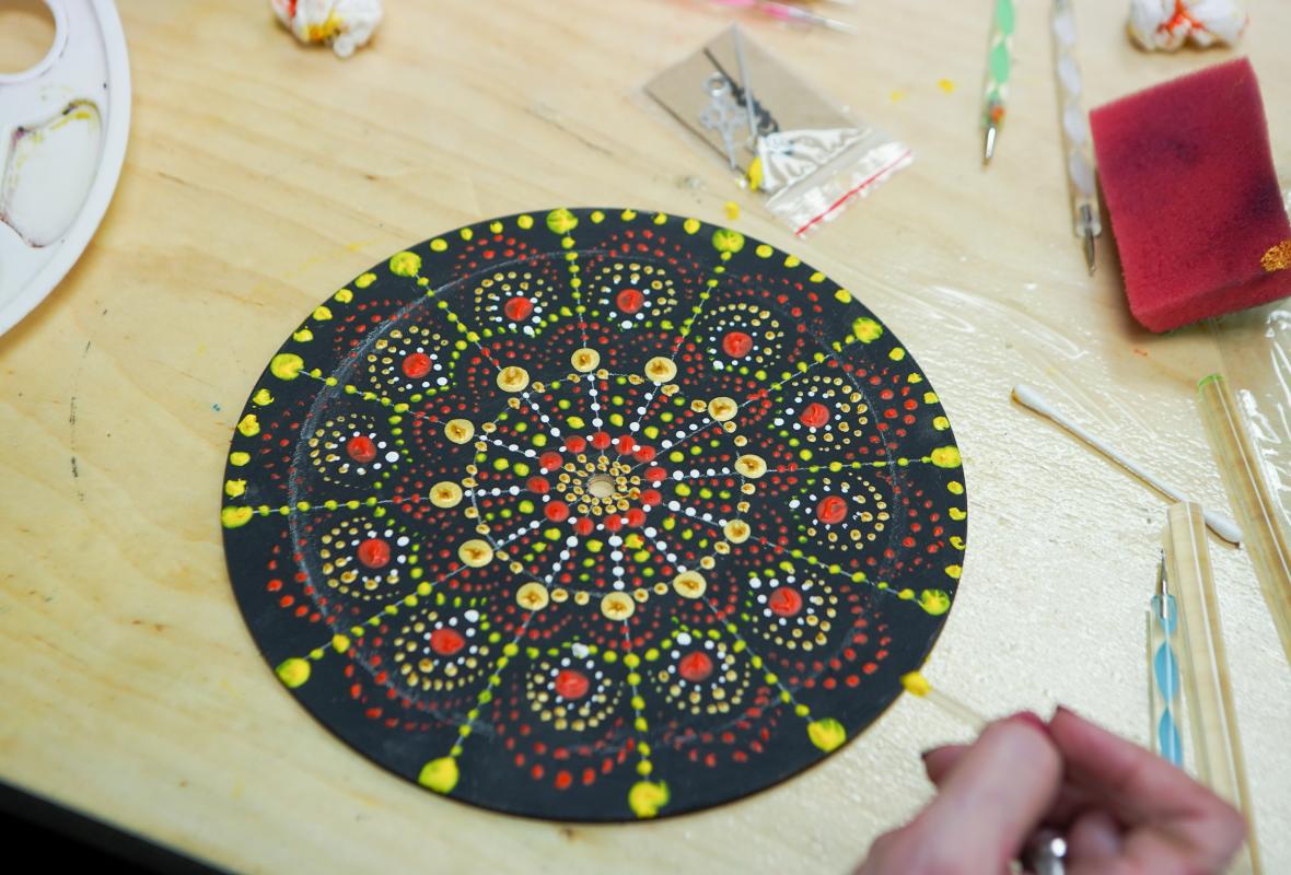 Laikrodis - mandala (taškavimo technika)