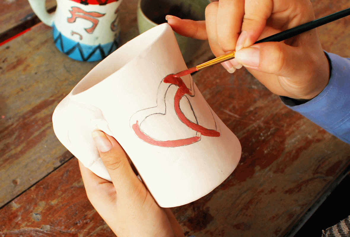 Viršglazūrinis piešimas ant puodelių