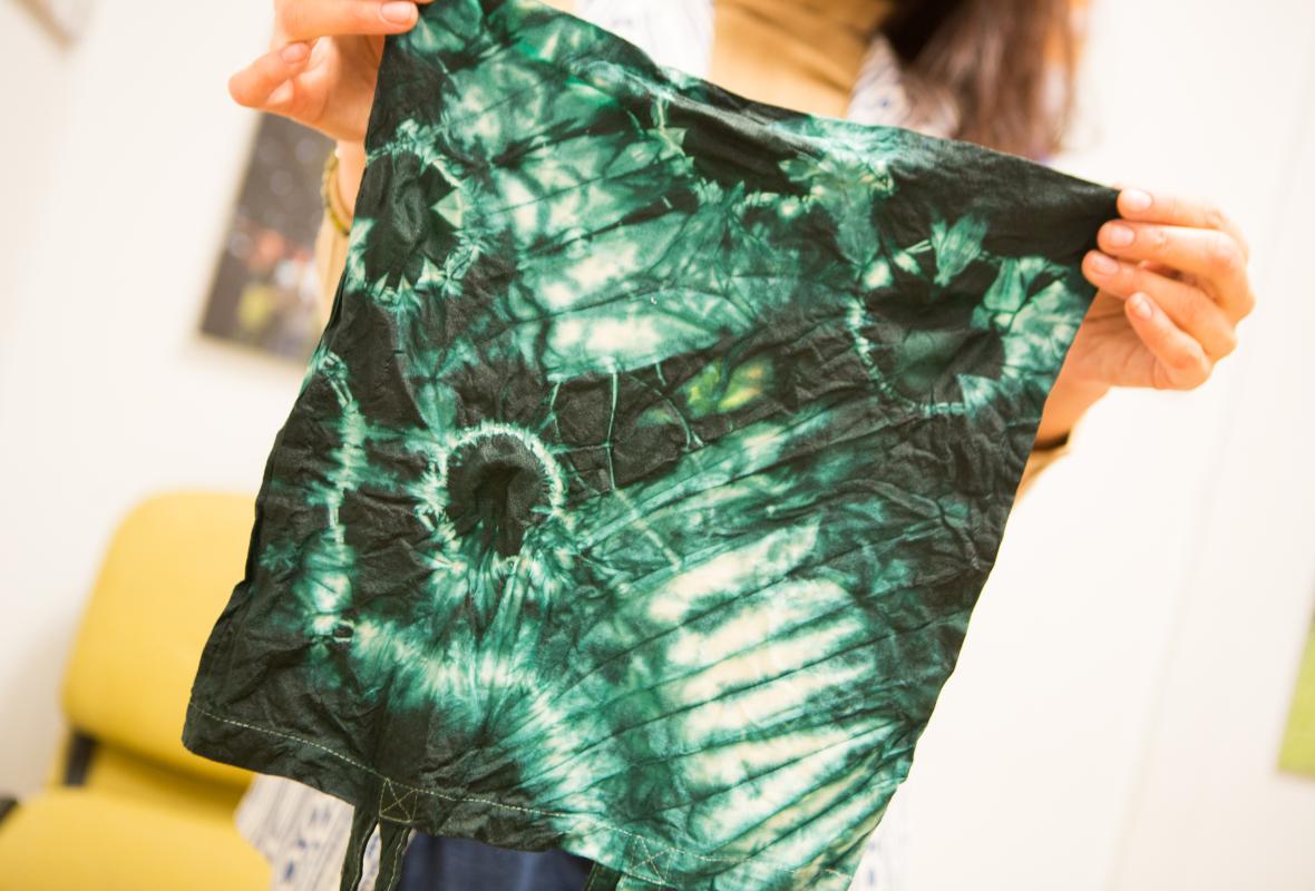 Batika: medvilninio pirkinių krepšelio dekoravimas