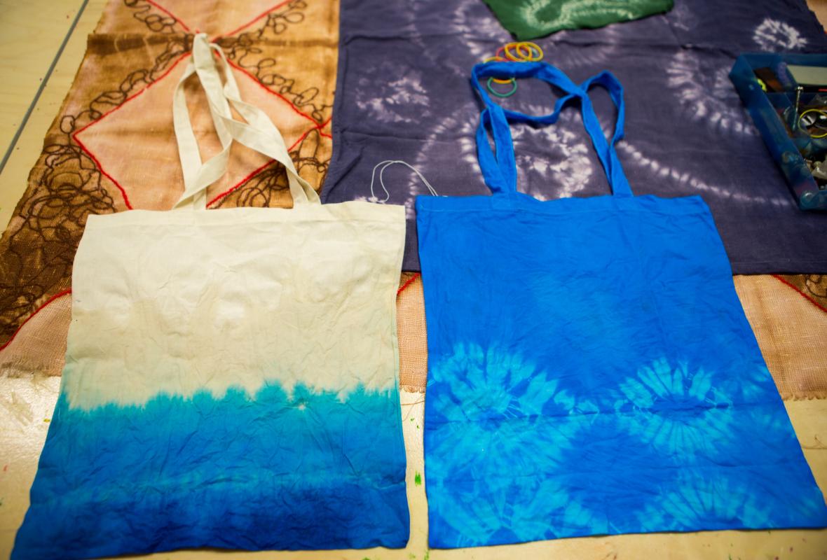 Batika: medvilninio pirkinių krepšelio dekoravimas